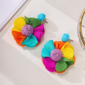 Pendientes colgantes de aleación tejida personalidad elegante diseño de flor dulce moda tejida a mano rafia Uionen 1047 mujeres elegantes - Product Image 1