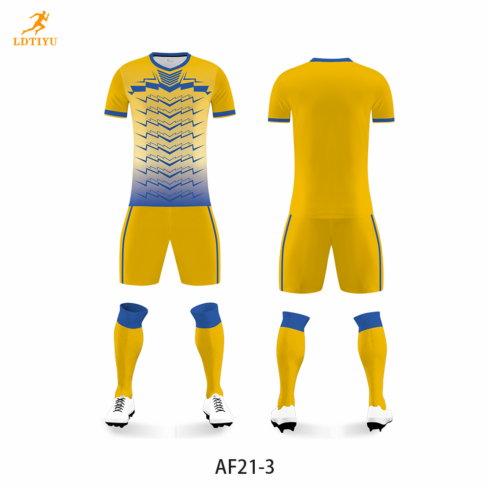 Abbigliamento da calcio con numeri e testo stampati