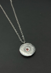 Collier pendentif rond en acier inoxydable Inspire Jewelry avec calligraphie arabe <span class=keywords><strong>Ayat</strong></span> <span class=keywords><strong>Al</strong></span> <span class=keywords><strong>Kursi</strong></span>, zircon rouge, verset du Coran, <span class=keywords><strong>protection</strong></span> - Product Image 3