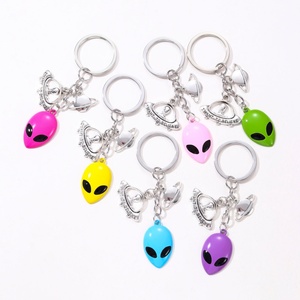 Portachiavi Smaltato a Forma di Alieno e UFO, Colorato, Stile Classico per Uomo e Donna, Ottimo Regalo, Set di Gioielli Fatti a Mano - Product Image 1