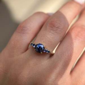 Bague en or jaune 18 carats avec saphir bleu naturel et accent de diamant saphir |   Saphir bleu rond de 6 mm |   Bague romantique pour fête de mariage - Product Image 3