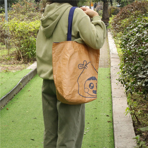 Sac fourre-tout en papier kraft lavable avec impression de logo personnalisé, réutilisable, imperméable, compagnon de voyage pour les courses, pour femmes - Product Image 3