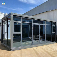 Maison mobile préfabriquée en acier de luxe moderne avec panneaux sandwich, maison en conteneur à plat de 40 pieds avec 2 chambres à coucher et façade en verre