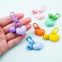 Porte-clés en résine 3D en forme de cœur couleur bonbon avec clochette, breloque pour étui d'écouteurs, accessoires de sac à main et pendentif