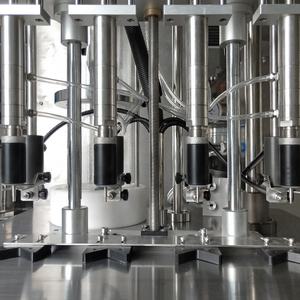 Machine de remplissage pneumatique de bouteille de parfum de prix usine - Product Image 5