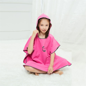 <span class=keywords><strong>Toalla</strong></span> de <span class=keywords><strong>playa</strong></span> con capucha de gamuza de microfibra de secado rápido con logotipo personalizado al por mayor, <span class=keywords><strong>Poncho</strong></span> de surf compacto reciclado sin arena para niños - Product Image 3
