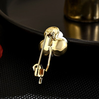 Broche Fleur à Trois Pétales XILIANGFEIZI, Design Naturel et Délicat, Antidérapante, Polyvalente pour Mariages et Fêtes, en Cuivre