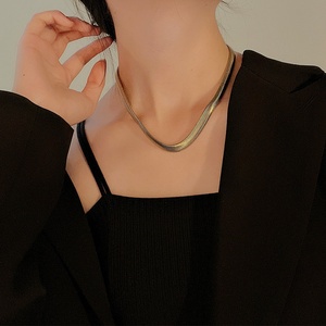 Collar de cadena de serpiente <span class=keywords><strong>suave</strong></span> y gruesa de perlas de alta calidad para mujer, cadena deportiva electrochapada para clavícula - Product Image 5