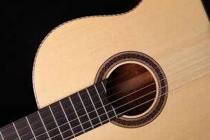 Guitarra Clásica Premium de 39 Pulgadas, Madera Sólida, Tapa de Abeto, Fondo y Lados de Caoba, Acabado Brillante, <span class=keywords><strong>Cuerdas</strong></span> de Nylon <span class=keywords><strong>Savarez</strong></span>, Alston AG-230 - Product Image 2