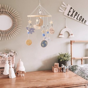 Décor de chambre d'enfant, cadeau de douche de bébé, jouets faits à la main suspendus pour enfants, planète en bois, lune, étoile, fusée, astronaute, berceau pour bébé, crèche Mobile - Product Image 2
