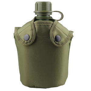 Échantillon gratuit La cantine à eau de 1.0 litres de style tactique avec trois bouteilles d'eau en aluminium, une tasse et une pochette de couverture - Product Image 4