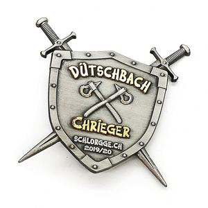 Badge personnalisé en métal 3D, plaqué or et nickel antique bicolore, motif épée, bouclier, hache, épingle de revers, logo de marque en métal sur mesure, souvenir - Product Image 1