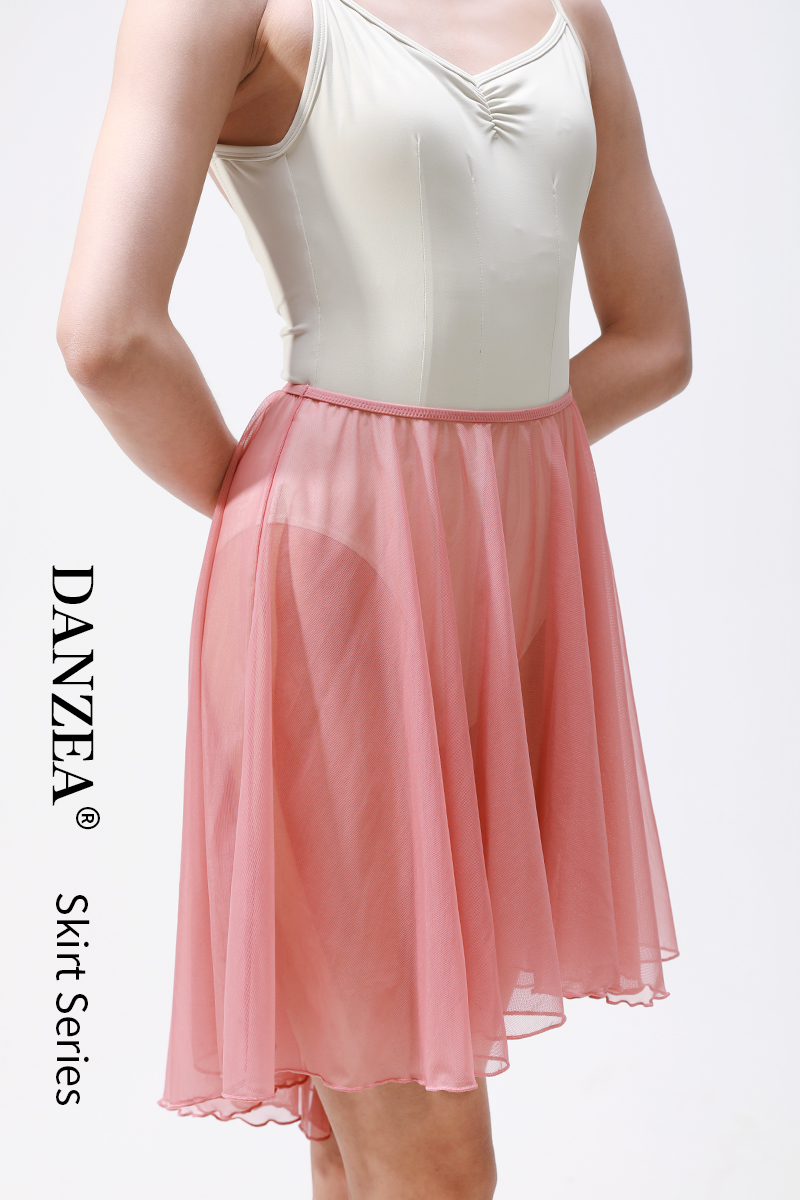 Vestido de corte entallado color coral.