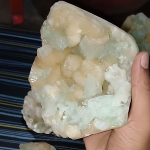 Apophylite verte de meilleure qualité avec zéolite Stilbite Spécimen de géode de taille énorme Pierre précieuse unique de style Feng Shui d'Inde - Product Image 1