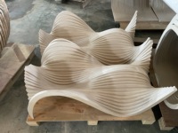 Table basse en verre avec design paramétrique unique et base en bois pour projets d'intérieur résidentiels et commerciaux