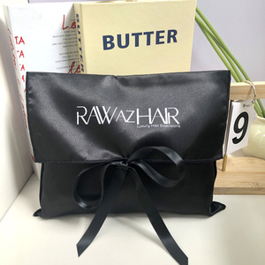 Bolsa de satén negra personalizada con logo impreso de fábrica OEM, para regalo, ropa, extensiones de cabello, pelucas, embalaje de seda, bolsa antipolvo con lazo - Product Image 1