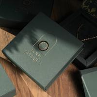 Boîte à fentes luxueuse en vert olive doré avec doublure en éponge et impression offset pour collier, bague, boucles d'oreilles et emballage cadeau de bijoux