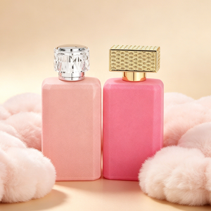 Flacon de parfum de luxe rose 100 ml en verre floqué carré avec pulvérisateur à bouchon serti et capuchons dorés ornés - Product Image 3