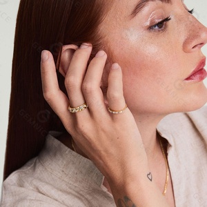 แหวนเงินแท้ 925 ชุบทองคำขาวประดับเพชร CZ ทรงพีระเมด ดีไซน์หรูหรา - Product Image 2