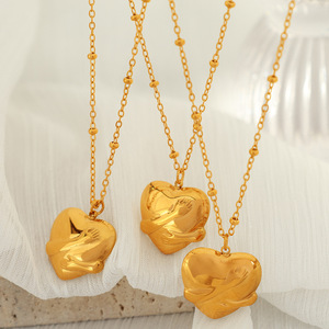 Collar con Colgante de Corazón Abrazado en 3D con Tema de Amor Romántico, Chapado en Oro, Acero Inoxidable, Resistente al Agua, Joyería Femenina - Product Image 3
