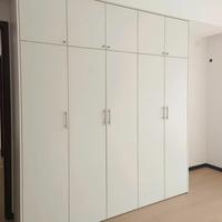 Armoire en bois pour chambre à coucher, matériaux de qualité supérieure, design fonctionnel pour une armoire pratique, armoire sur mesure avec coiffeuse et bureau