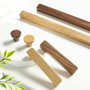 Maniglie Lunghe in Legno di Noce Nero Stile Nordico, Maniglie per Mobili in Legno, Maniglie per Ante di Armadi, Pomelli per Cassetti in Quercia - Product Image 5