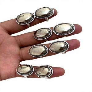 Bague géométrique à double ligne creuse irrégulière en acier inoxydable plaqué argent, unisexe, classique, mariage, design simple et unique, tendance - Product Image 4