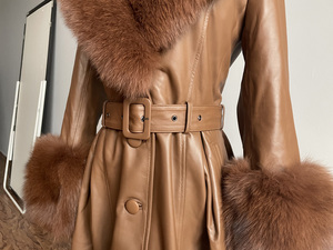 YY21123 Nuovo Arrivo: Cappotto <span class=keywords><strong>Trench</strong></span> alla Moda in <span class=keywords><strong>Vera</strong></span> <span class=keywords><strong>Pelle</strong></span> con Grandi Polsini in Pelliccia di Volpe - Product Image 6