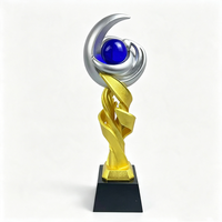 Trophée personnalisé en résine et métal, design lune or et argent avec boule de cristal bleue, récompense d'entreprise gravable pour cérémonie d'hommage d'équipe