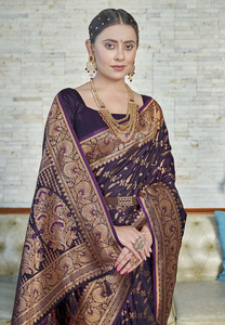 Saree en soie Magenta foncé Banarasi Katan avec motif Jaal complexe et tissage Zari opulent pour une déclaration audacieuse et élégante - Product Image 2