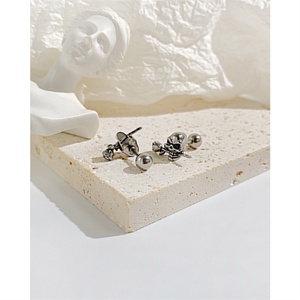 Pendientes de Acero Inoxidable Estilo Hip Hop con Diseño de Rosa y Calavera - Product Image 2