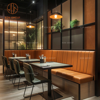 Ensemble de meubles de café moderne, restaurant, table ronde en marbre avec base dorée, fauteuils verts et canapé en cuir brun