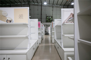 Diseño y Fabricación de Muebles de Exhibición para Cosméticos, Estantes con Iluminación LED, Color Personalizable para Tiendas Libres de Impuestos, Muebles para Tiendas de Perfumes - Product Image 5