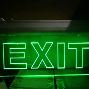 Evento scolastico segno di uscita a LED in acrilico luce di emergenza rosso verde bordo del viso illuminato a parete soffitto di uscita del fuoco in acrilico segnale di sicurezza