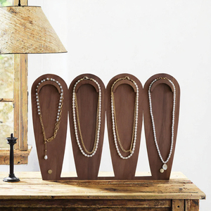 Ensemble de présentoirs à bijoux vintage en bois brun, support arqué pour colliers, cône porte-bagues et plateau à boucles d'oreilles pour l'affichage de bijoux en boutique - Product Image 3