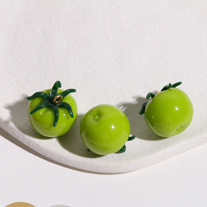 Breloque réaliste en forme de tomate pour enfants |   Pendentif en résine mignon aux couleurs vives en forme de légume pour la fabrication de bijoux DIY |   Aliments miniatures en gros - Product Image 5