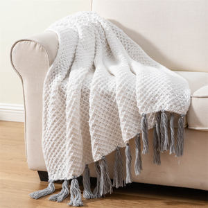Plaid tricoté personnalisé en polyester acrylique, vente en gros d'usine, plaid épais à tricot uni avec pompons pour canapé - Product Image 1