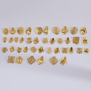 Boucles d'oreilles plaqué or 18 carats à motifs <span class=keywords><strong>de</strong></span> fleurs creuses Base ronde Clip d'oreille grenouille sur boucles d'oreilles connecteurs convertisseur résultats <span class=keywords><strong>de</strong></span> bijoux - Product Image 6