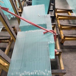 Verre de construction de sécurité sur mesure 10 mm, super blanc, entièrement trempé, à faible teneur en fer et à haute transmission - Product Image 5