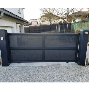 Cancello Automatico Moderno in Metallo e Alluminio a Doppia Anta con Recinzione in Ferro Battuto - Product Image 2