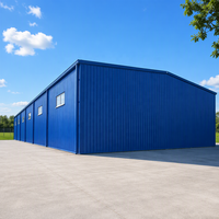 Entrepôt industriel préfabriqué en structure acier avec panneaux isolants pour toiture et murs, idéal pour atelier, centre commercial, salle de sport, à faible coût