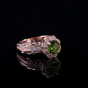 Anello da Donna con Fiore e Accento in Pietra Verde, Gioiello alla Moda - Product Image 4