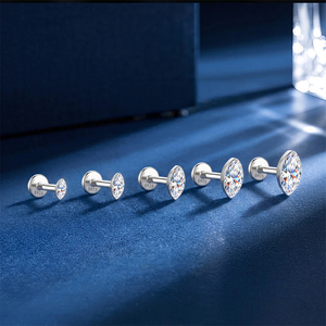 Pendiente de Moissanita de Plata de Ley S925 con Baño de Oro Blanco y Engaste Invisible, Tipo Labret de Parte Trasera Plana - Product Image 1