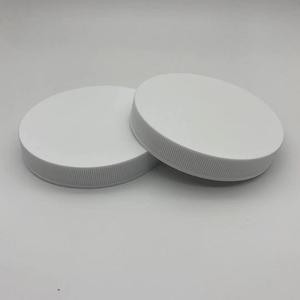 Capuchon à vis en plastique nervuré blanc et noir de 89 mm avec insert pour pot en plastique - Product Image 3
