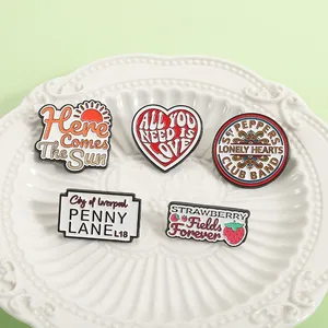 Broches <span class=keywords><strong>de</strong></span> esmalte <span class=keywords><strong>de</strong></span> la banda <span class=keywords><strong>de</strong></span> pop rock inglesa con forma <span class=keywords><strong>de</strong></span> corazón <span class=keywords><strong>de</strong></span> fresa y letras <span class=keywords><strong>de</strong></span> <span class=keywords><strong>canciones</strong></span>, insignias <span class=keywords><strong>de</strong></span> solapa, regalo <span class=keywords><strong>de</strong></span> joyería para fans - Product Image 1