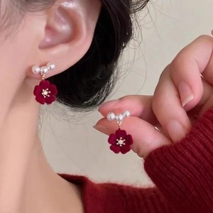 BUW6-S 035 - Aretes de Perlas con Flores de Terciopelo Rojo Vintage, Aretes Dulces para Chicas, Accesorios, Regalo de Año Nuevo, Joyería de Moda para Mujer - Product Image 1