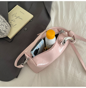 Bolso Tote Clásico Pequeño de PU con Efecto Gamuza, Venta al por Mayor de Fábrica, Novedad 2026, con Cadenas, Impermeable, Correa Ajustable, Portátil para Mujer - Product Image 2