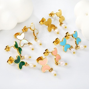 Nouvelles boucles d'oreilles pendantes en émail coloré mignonnes en forme de papillon, bijoux en acier inoxydable plaqué or 18 carats avec perles pour femmes - Product Image 3
