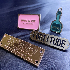 ป้ายชื่อโลหะอะลูมิเนียมแบบกำหนดเอง ตัดตามรูปทรง พิมพ์โลโก้แบบ Kiss Cut สติ๊กเกอร์ป้ายชื่ออะลูมิเนียม - Product Image 1