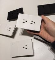 Offres Spéciales Amérique du Sud Standard 118 interrupteur de lumière en verre 1 Gang 1 voie + prise thaïlandaise pour la maison et la lumière de l'hôtel